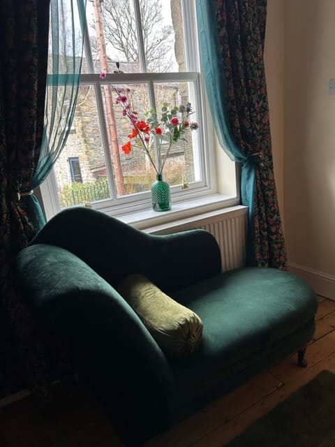 The Buxton Retreat A Luxurious 3-Storey Townhouse with Four Poster Bed and Double Jacuzzi Bath" House in High Peak District