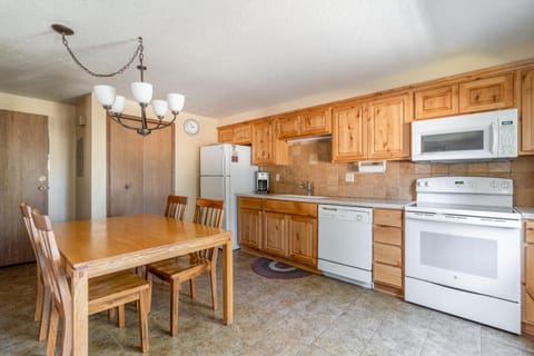 Dining area, minibar, pet friendly, stove, kitchen