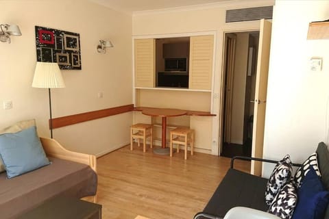 7 min Walk Metro Line 1-La Defense Charras Apartment in Puteaux