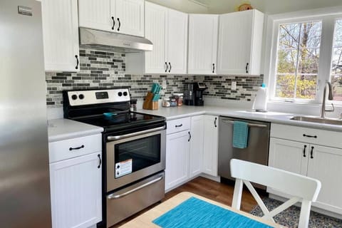 Newly Renovated Carriage House Near Town & Beaches Condo in Clinton