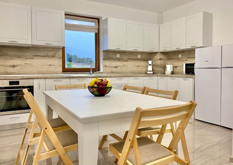 Dining area, kitchen