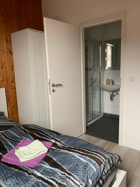 Monteurzimmer Ahnetal Zweibettzimmer Einzelzimmer mit eigenem Bad Vacation rental in Kassel