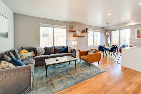 Luxury Denver Area Townhome with Rooftop Deck! House in Englewood