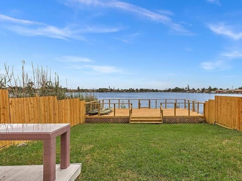 SuperVilla - Lakefront - Sunsets, Kayaks, Grill House in Dania Beach