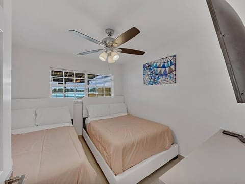 SuperVilla - Lakefront - Sunsets, Kayaks, Grill House in Dania Beach