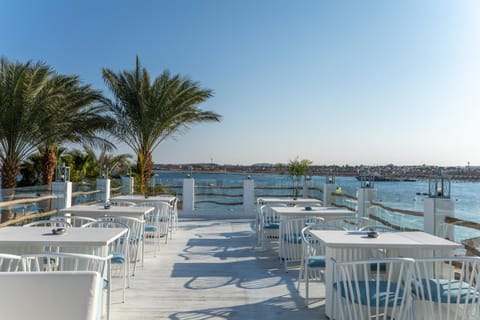 Restaurant/places to eat, Lounge or bar, Sea view