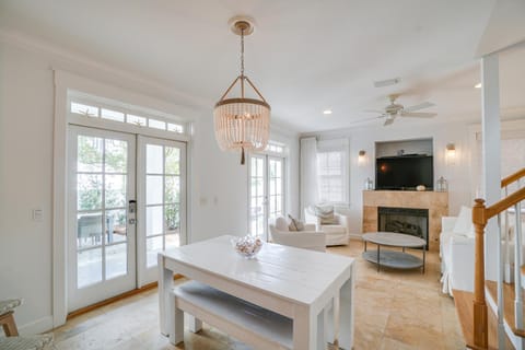 TV and multimedia, Balcony/Terrace, Balcony/Terrace, Living room, Decorative detail, Seating area, Dining area, fireplace, flat iron