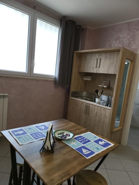 Kitchen or kitchenette, Dining area