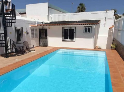 Villa Bahamas private heated pool close to town. Villa in Maspalomas