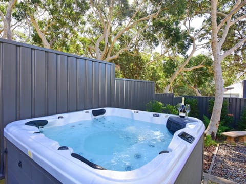 Havenwood - Pet Friendly - Spa & Community Pool House in Callala Bay