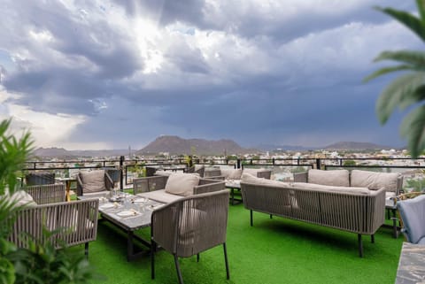 Patio, Nearby landmark, Day, Natural landscape, Living room, Seating area, Mountain view