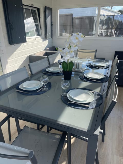 Mobil home avec piscine sur la côte de granit rose House in Trégastel