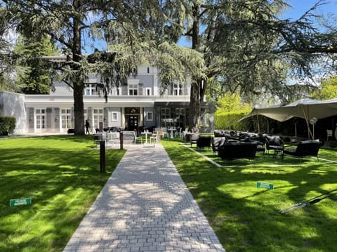 Property building, Patio, Garden