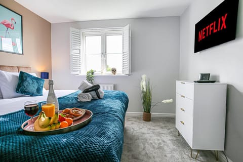 Luxury House - Sleeps 12 - Smart TVs, Fast Wifi, Garden and Free Parking by Yoko Property House in Bedford