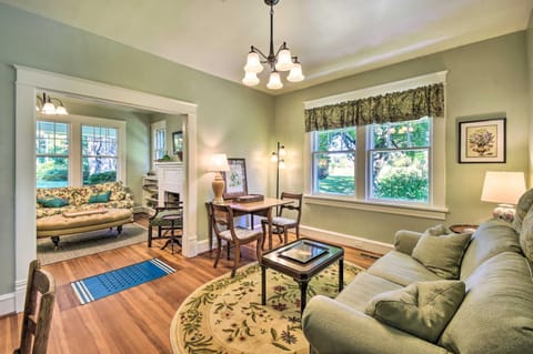 Cozy Gloucester Getaway with Porch and Sunroom! Casa in Gloucester