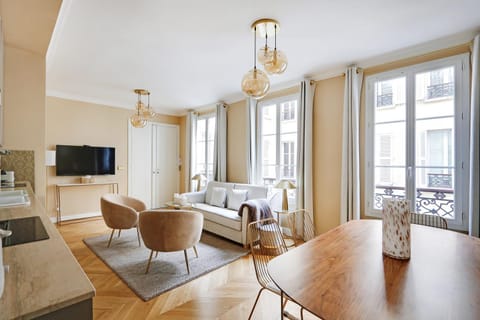 Communal lounge/ TV room, TV and multimedia, Living room, Seating area, Dining area