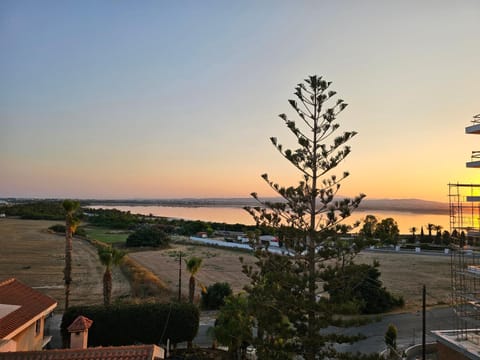 Majestic Sunset Salt Lake Views 300m From Beach Apartment in Larnaca