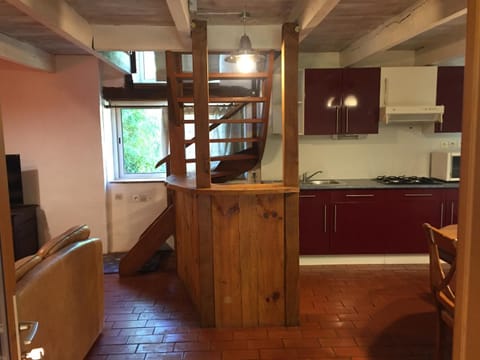 Kitchen or kitchenette, Dining area, minibar, stove