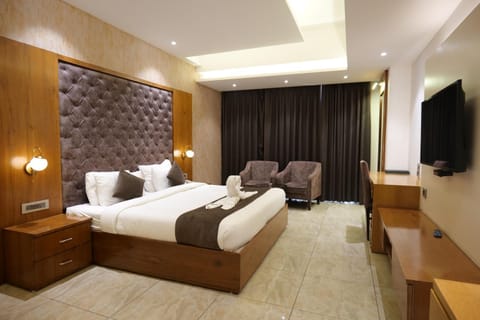 Bed, TV and multimedia, Photo of the whole room, Seating area, Bedroom