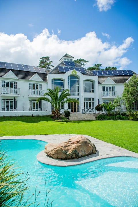 Property building, Day, Garden, Pool view, Swimming pool