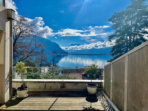 View (from property/room), Balcony/Terrace, Dining area, Lake view, Mountain view