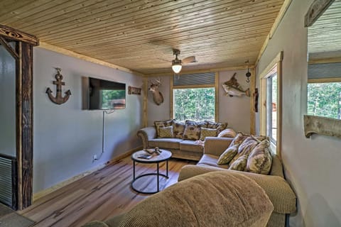Cozy Cabin with Backyard Oasis 11 Mi to Marina House in Norfork Lake