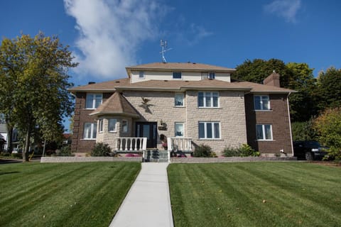 Butterfly Manor Bed and Breakfast in Niagara Falls