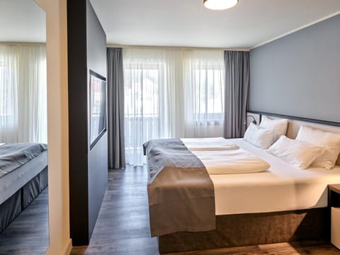 Restaurant/places to eat, Bed, Sauna, TV and multimedia, Balcony/Terrace, Fitness centre/facilities, Photo of the whole room, Bedroom, safe, air conditioner