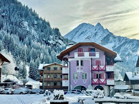 Property building, Nearby landmark, Day, Natural landscape, Winter, Mountain view