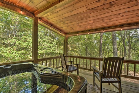 Blue Ridge Cabin Hot Tub, Fire Pit and Grill! House in McCaysville