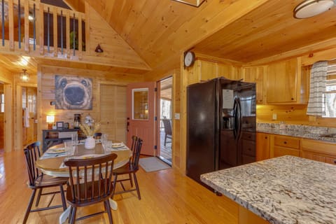 Blue Ridge Cabin Hot Tub, Fire Pit and Grill! Haus in McCaysville
