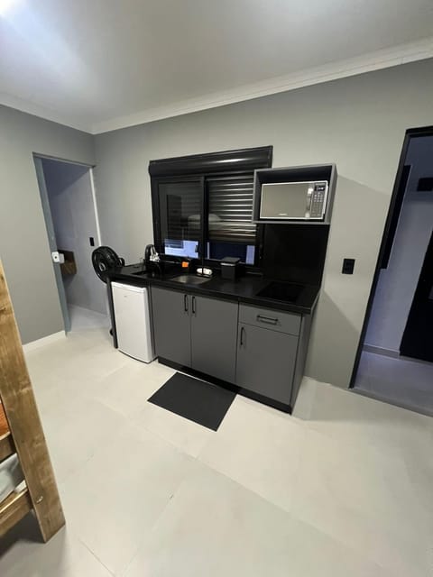 Kitchen or kitchenette, minibar