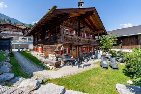 Property building, Facade/entrance, Spring, Natural landscape, Winter, Summer, BBQ facilities, Garden, View (from property/room), Balcony/Terrace, Autumn, Garden view, Mountain view, Seasons, group of guests, Quiet street view, hair dresser, sunbed