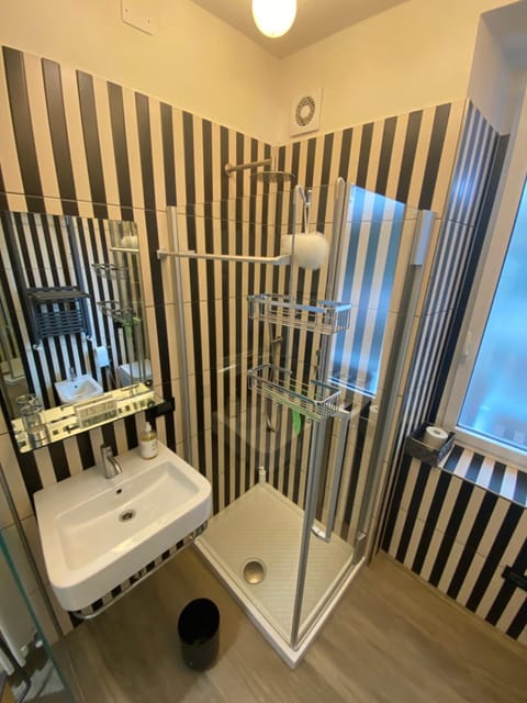 Shower, Bathroom, towels