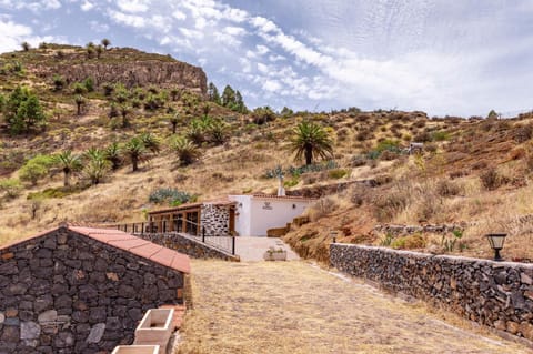 Patio, Facade/entrance, Natural landscape, Hiking, Mountain view