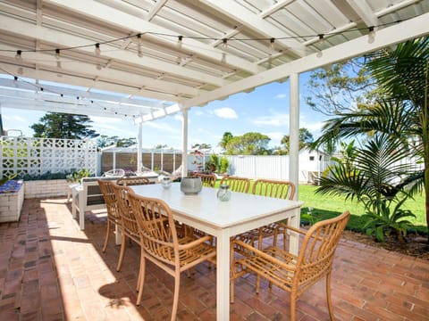 Whitewash I Pet Friendly I 5 Mins Walk to Beach House in Callala Bay