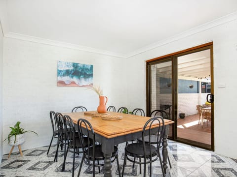 Whitewash I Pet Friendly I 5 Mins Walk to Beach House in Callala Bay