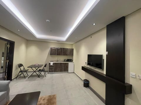 Communal lounge/ TV room, TV and multimedia, Kitchen or kitchenette, Seating area, Dining area, stove