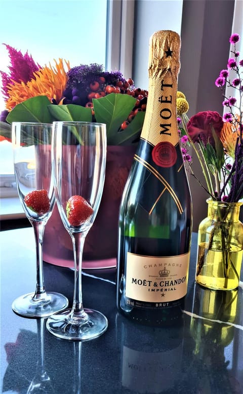 Restaurant/places to eat, Drinks, Alcoholic drinks