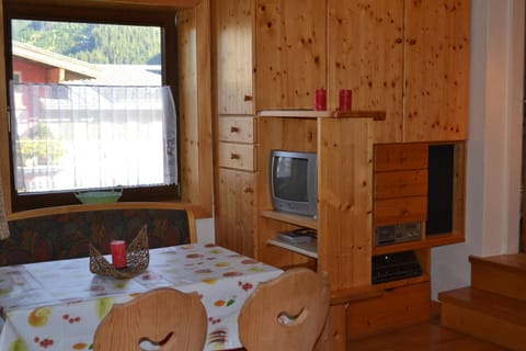 Communal lounge/ TV room, TV and multimedia, Dining area