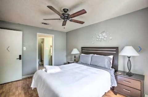 New! LSU Baton Rouge Contemporary 3 Bedroom Suite Condo Condo in Baton Rouge