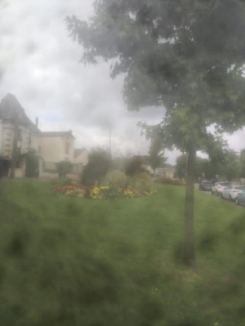 LOUE STUDIO PROPRE !, Endroit très calme, à 5 minutes gare mantes la jolie, Bed and Breakfast in Île-de-France