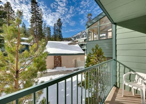 St Anton Courtyard View Ski-In and Out 1 Bedroom Condo Apartment in Mammoth Lakes