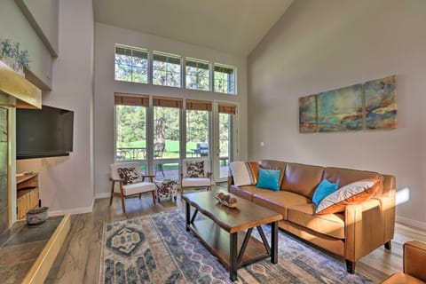 Bend Townhome with Golf Course Views and Private Deck! Casa in Deschutes River Woods
