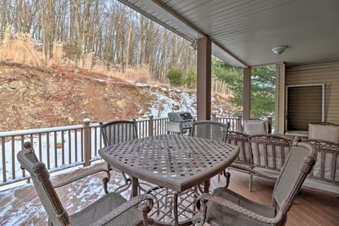 Lake Harmony Home with Hot Tub Less Than half Mi to Ski! Casa in Hickory Run State Park