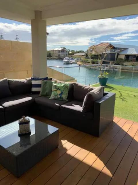 Sandpiper Island Tranquil Waterfront Views & Jetty Casa in Wannanup