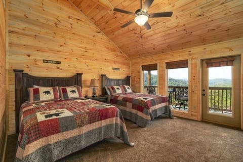 Awesome Mountain Sunsets - 5 Bedrooms, 5,5 Baths, Sleeps 16 cabin Casa in Pigeon Forge