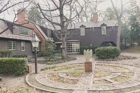 Beautiful in town acreage House in Lincoln