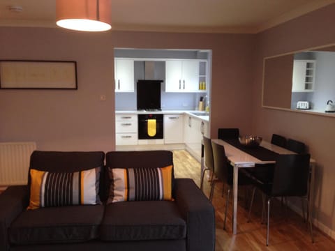 Flat Three, 212 Eaglesham Road, East Kilbride, Glasgow Condo in East Kilbride