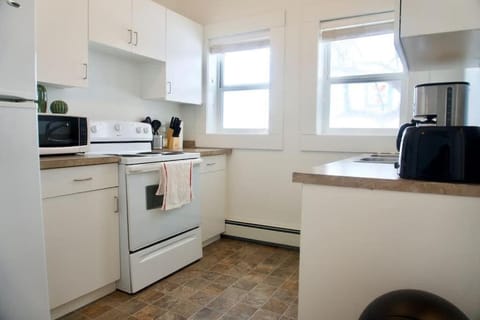 Spacious Condo In Moose Jaw - Large 2 BR Parking Coffee Copropriété in Moose Jaw